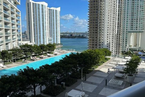 Condo in Miami, Florida, 1 bedroom  № 1381673 - photo 2