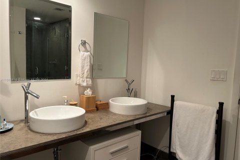 Condo in Miami, Florida, 1 bedroom  № 1381673 - photo 9