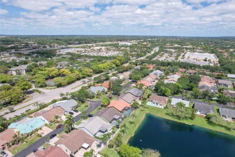 House in Coral Springs, Florida 4 bedrooms, 192.77 sq.m. № 1104697 - photo 7