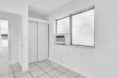Снять в аренду квартиру в Майами, Флорида 3 спальни, 414.72м2, № 810790 - фото 15