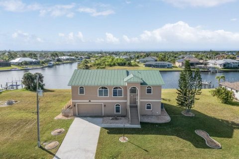 House in Port Charlotte, Florida 3 bedrooms, 220.36 sq.m. № 907987 - photo 2