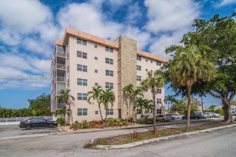 Condominio en venta en Hollywood, Florida, 1 dormitorio, 81.75 m2 № 1316693 - foto 1