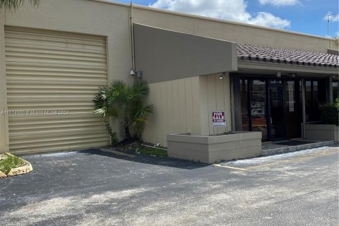 Propiedad comercial en venta en Hialeah, Florida № 1235919 - foto 2