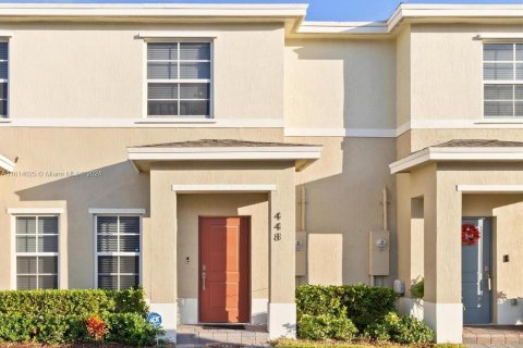 Townhouse in Florida City, Florida 2 bedrooms, 112.23 sq.m. № 1235921 - photo 1