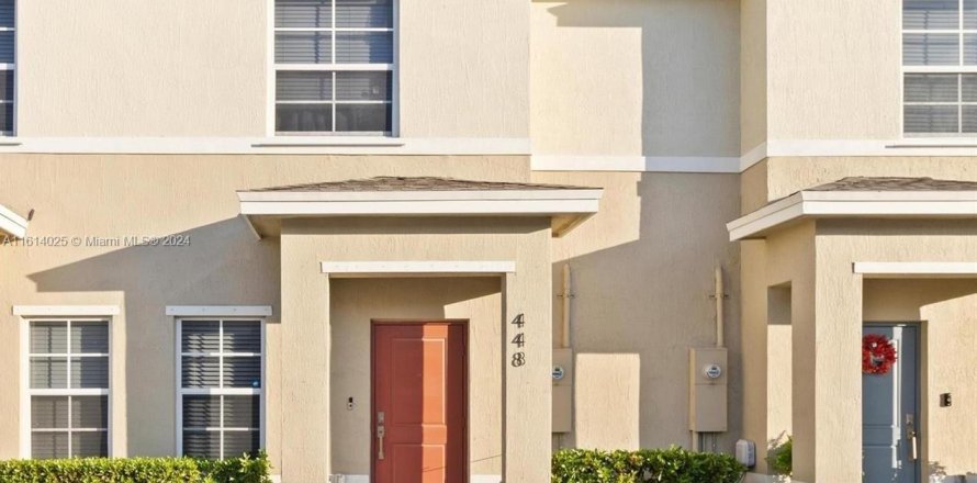 Townhouse in Florida City, Florida 2 bedrooms, 112.23 sq.m. № 1235921