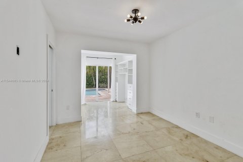 House in Key Biscayne, Florida 4 bedrooms, 265.79 sq.m. № 1320853 - photo 25