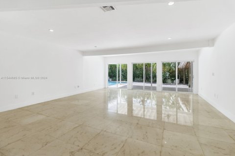 House in Key Biscayne, Florida 4 bedrooms, 265.79 sq.m. № 1320853 - photo 10