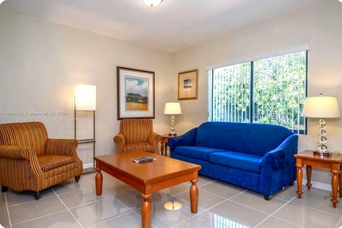 House in Hollywood, Florida 1 bedroom, 69.68 sq.m. № 1356877 - photo 1