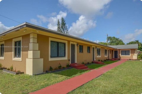 Villa ou maison à louer à Hollywood, Floride: 1 chambre, 69.68 m2 № 1356877 - photo 2