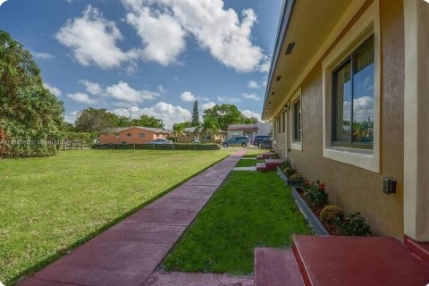 Villa ou maison à louer à Hollywood, Floride: 1 chambre, 69.68 m2 № 1356877 - photo 10