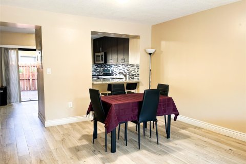 Townhouse in Miami, Florida 2 bedrooms, 107.86 sq.m. № 1172195 - photo 22