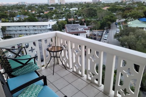 Condominio en venta en North Miami, Florida, 1 dormitorio, 72.28 m2 № 1004638 - foto 2