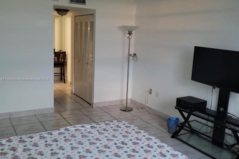 Condominio en venta en North Miami, Florida, 1 dormitorio, 72.28 m2 № 1004638 - foto 9