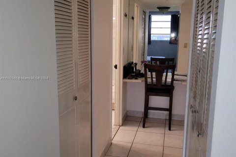 Condominio en venta en North Miami, Florida, 1 dormitorio, 72.28 m2 № 1004638 - foto 3
