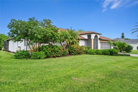 House in Lehigh Acres, Florida 4 bedrooms, 182.27 sq.m. № 1339350 - photo 1