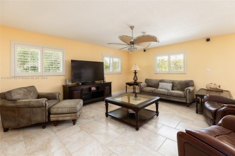 House in Key Largo, Florida 4 bedrooms, 307.13 sq.m. № 998107 - photo 12
