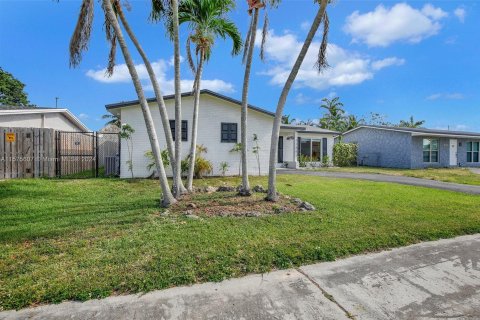 House in Sunrise, Florida 4 bedrooms, 132.11 sq.m. № 1142022 - photo 4