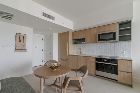 Condo in Miami, Florida, 1 bedroom  № 1388080 - photo 6