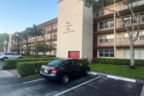 Copropriété à louer à Pembroke Pines, Floride: 2 chambres, 76.09 m2 № 1362511 - photo 1