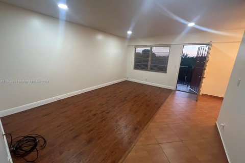 Copropriété à louer à Pembroke Pines, Floride: 2 chambres, 76.09 m2 № 1362511 - photo 3