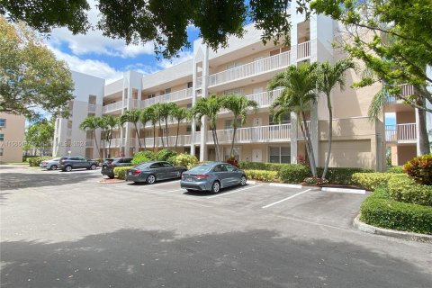 Copropriété à vendre à Sunrise, Floride: 2 chambres, 104.98 m2 № 1103866 - photo 2