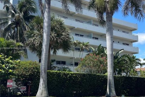 Condo in Pompano Beach, Florida, 1 bedroom  № 1188884 - photo 1