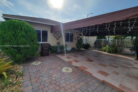 Casa en venta en Hialeah, Florida, 3 dormitorios, 124.49 m2 № 1401626 - foto 1