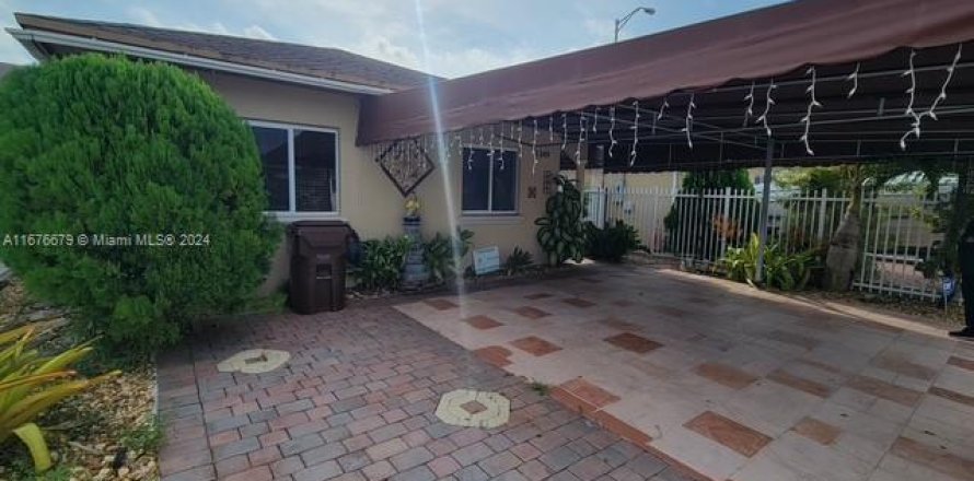 House in Hialeah, Florida 3 bedrooms, 124.49 sq.m. № 1401626