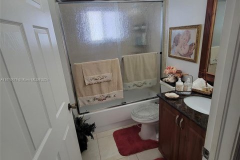 Casa en venta en Hialeah, Florida, 3 dormitorios, 124.49 m2 № 1401626 - foto 4