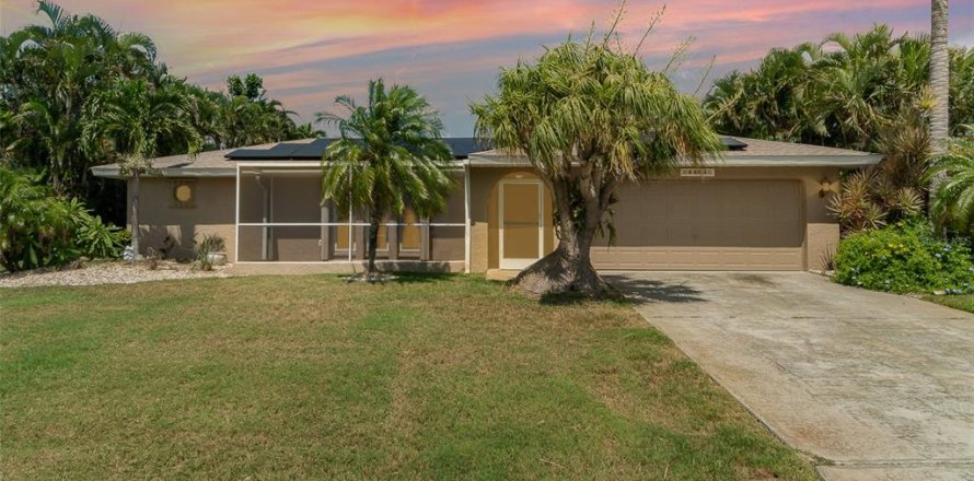 House in Cape Coral, Florida 3 bedrooms, 162.11 sq.m. № 725249