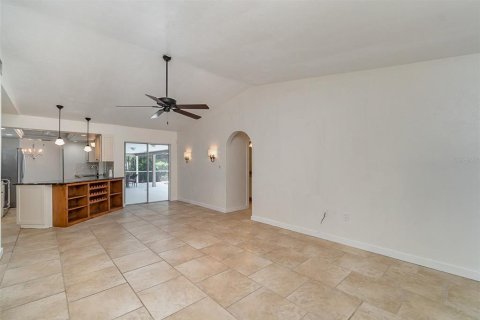House in Cape Coral, Florida 3 bedrooms, 162.11 sq.m. № 725249 - photo 17