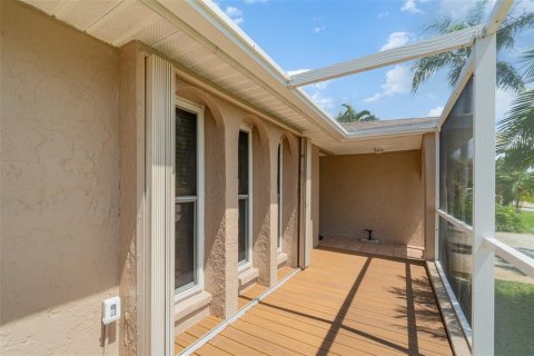 Casa en venta en Cape Coral, Florida, 3 dormitorios, 162.11 m2 № 725249 - foto 3