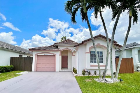 House in Miami, Florida 3 bedrooms, 120.87 sq.m. № 1423576 - photo 1