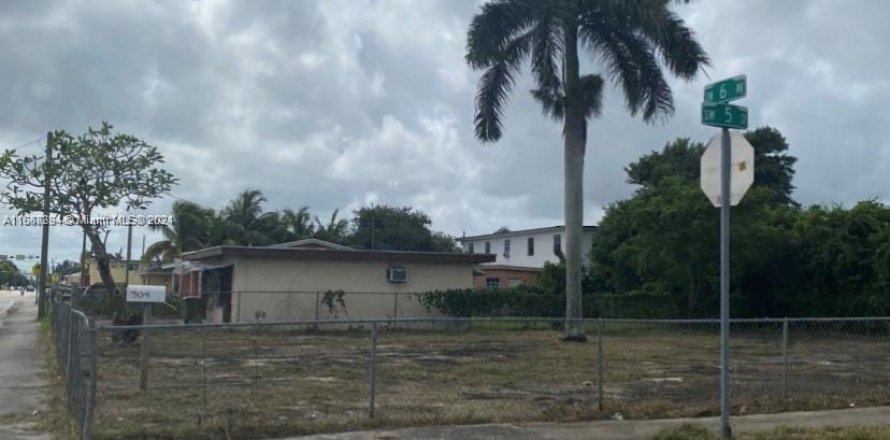 Commercial property in Homestead, Florida № 1384392