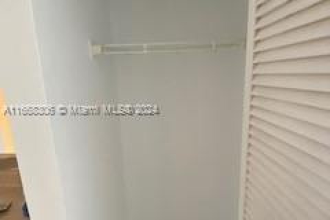 Condo in Miami, Florida, 1 bedroom  № 1384393 - photo 20