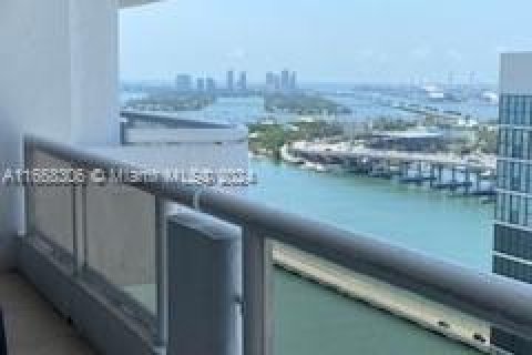 Condo in Miami, Florida, 1 bedroom  № 1384393 - photo 1