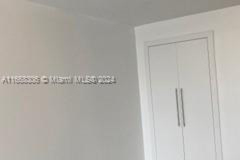 Condo in Miami, Florida, 1 bedroom  № 1384393 - photo 7