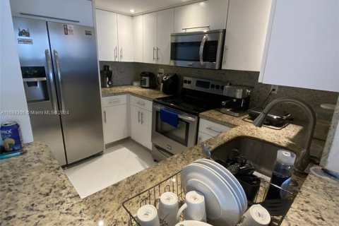 Condo in Miami, Florida, 1 bedroom  № 1384393 - photo 11