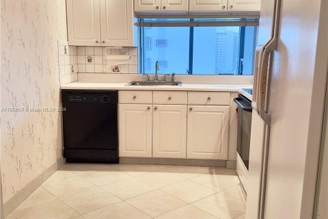 Condo in Miami Beach, Florida, 1 bedroom  № 1412271 - photo 13