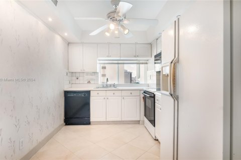 Condo in Miami Beach, Florida, 1 bedroom  № 1412271 - photo 15