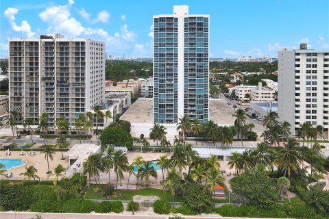 Condo in Miami Beach, Florida, 1 bedroom  № 1412271 - photo 1