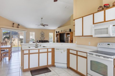 House in Vero Beach, Florida 3 bedrooms, 151.9 sq.m. № 1179780 - photo 13