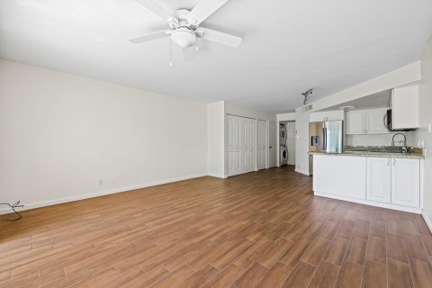 Condo in Deerfield Beach, Florida, 1 bedroom  № 1179782 - photo 15