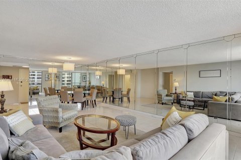 Condominio en venta en Hallandale Beach, Florida, 2 dormitorios, 118.91 m2 № 1186734 - foto 4