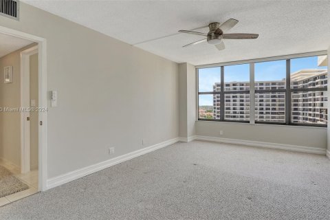 Condominio en venta en Hallandale Beach, Florida, 2 dormitorios, 118.91 m2 № 1186734 - foto 14