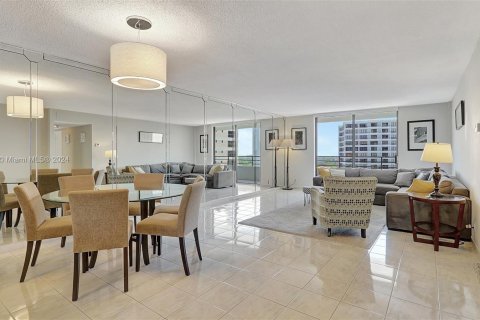 Condominio en venta en Hallandale Beach, Florida, 2 dormitorios, 118.91 m2 № 1186734 - foto 1
