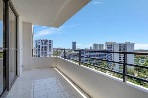 Condominio en venta en Hallandale Beach, Florida, 2 dormitorios, 118.91 m2 № 1186734 - foto 22