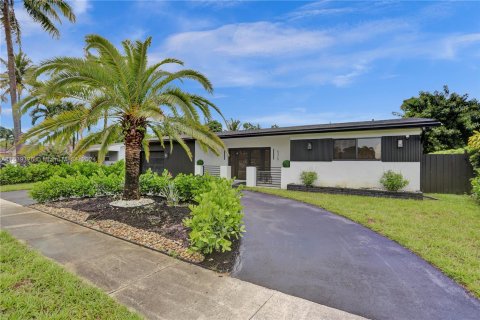 Casa en venta en Hollywood, Florida, 5 dormitorios, 230.86 m2 № 1321099 - foto 2