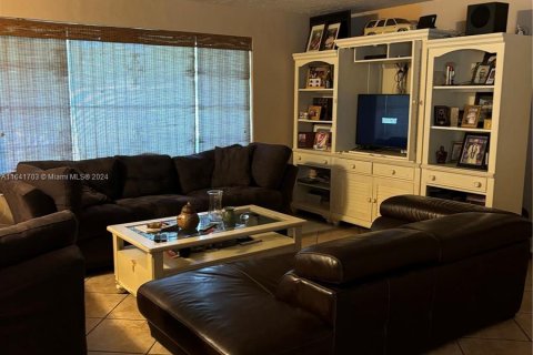 Casa en venta en Miami Gardens, Florida, 4 dormitorios, 150.5 m2 № 1319235 - foto 2