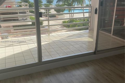 Condo in Miami, Florida, 2 bedrooms  № 1215511 - photo 3